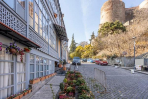 Newly Renovated “Waterfall” City Centre apartment